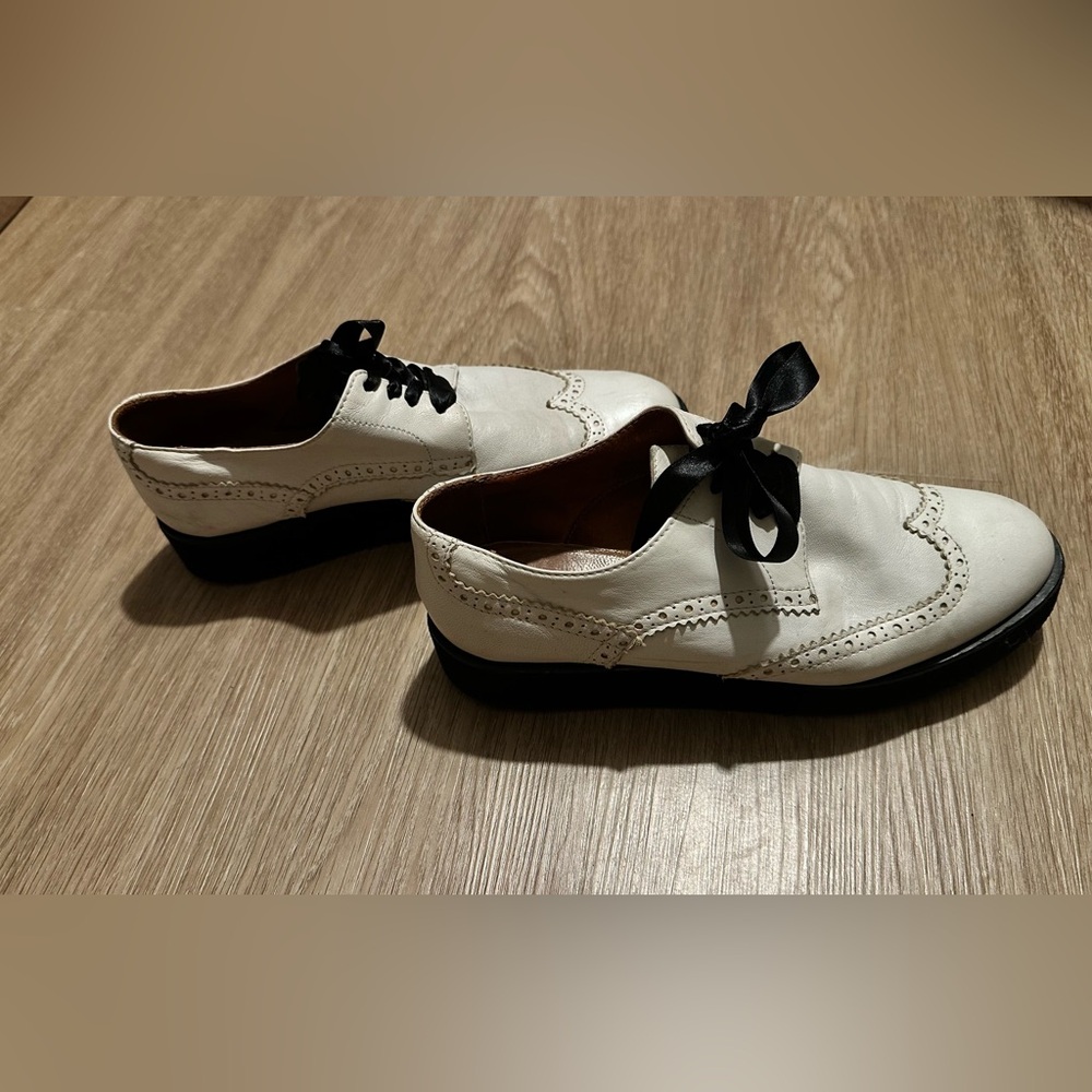 White Oxford Shoes with Black Laces - Picture 4 of 4